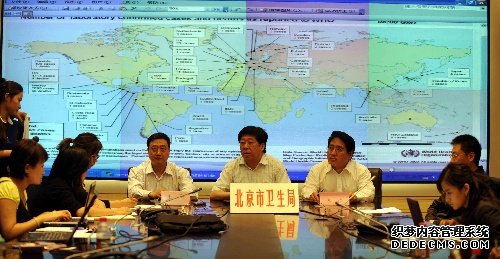  　　5月16日，北京市卫生局局长方来英（中）、北京疾控中央主任邓瑛（右）、北京地坛病院院长毛羽在北京市突发平易近众卫闹变乱应急批示中央先容情形。 当晚，卫生部传递，北京市5月16日呈报一例甲型Ｈ1Ｎ1流感确诊病例，这是我海内陆第三例输入性确诊病例。 新华社记者李文摄