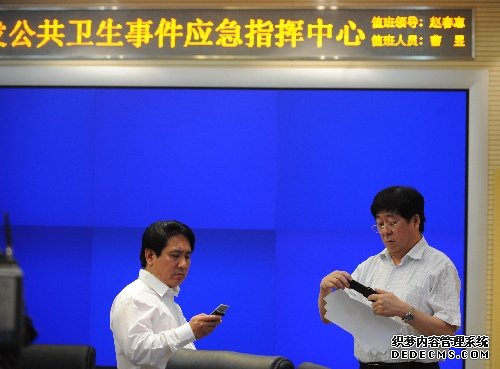  　　5月16日，北京市卫生局局长方来英（右）、北京疾控中央主任邓瑛在北京市突发平易近众卫闹变乱应急批示中央筹备召开消息颁布会。 当晚，卫生部传递，北京市5月16日呈报一例甲型H1N1流感确诊病例，这是我海内陆第三例输入性确诊病例。 新华社记者李文摄