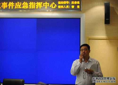  　　5月16日，北京地坛病院院长毛羽筹备在北京市突发平易近众卫闹变乱应急批示中央进行的消息颁布会上先容情形。 当晚，卫生部传递，北京市5月16日呈报一例甲型H1N1流感确诊病例，这是我海内陆第三例输入性确诊病例。 新华社记者李文摄